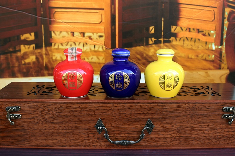 2两珍藏5色陶瓷酒瓶木盒装